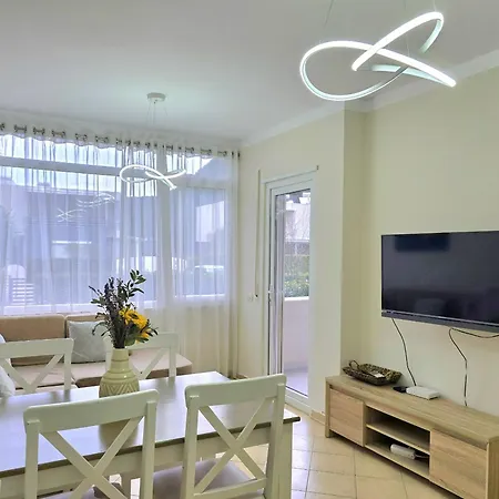 Sunny - 180 Apartment